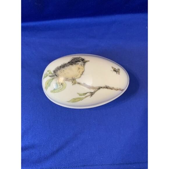 Porcelain Egg Shape Trinket box with Baby Bird and Butterfly 1977 Mary Mugs - Picture 1 of 8